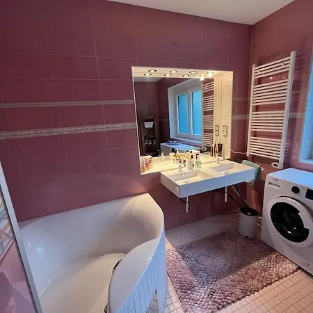 Landhaus Apartment شقة